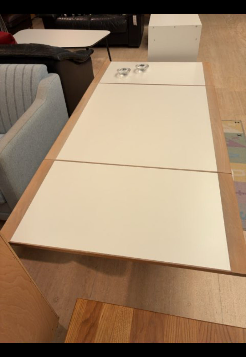 Træfarvet og hvidt sofabord